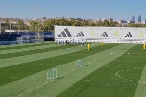 记者：由于欧冠赛前兴奋剂检查，皇马训练时间推迟了一个小时