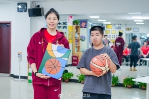 中国女篮专程前往智障人士服务工作站 以实际行动支持公益事业