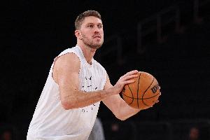 队记：尼克斯正在考虑在训练营开始前签回老将射手马特-瑞安