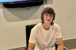 皇马官方：续约18岁中卫霍安-马丁内斯至2029年