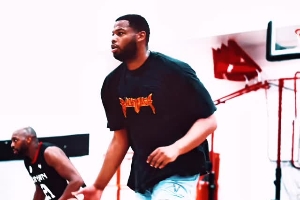 北京大外斯佩尔曼近期球场训练照 明显瘦了很多&曾一度接近280斤