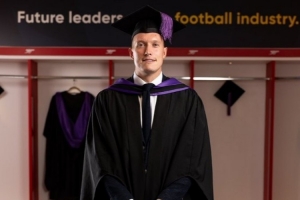 🎓曼联旧将菲尔-琼斯从PFA商学院毕业，获得体育总监文凭👏