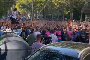 大战一触即发！4000马赛球迷齐聚马德里街头，即将前往伯纳乌