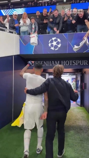 难掩喜悦！弗兰克、罗梅罗返回球员通道，前者显得更加激动