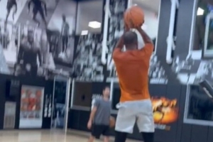 杜兰特训练秀绝活：超大幅度变向后出手 大跨步后转身无解中投！