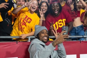 永远的特洛伊人！德罗赞回母校南加大看橄榄球 与校友开心互动