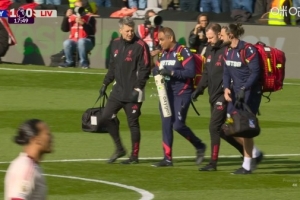 利物浦比赛中断7分钟！镜报：看台球迷出现状况，医护前往帮助