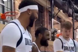 老弟有点拘束！三状元拍摄定妆照 浓眉&欧文打闹 弗拉格面无表情