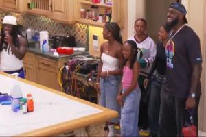 经典复刻😂！詹姆斯做客网红直播间 依旧Taco Tuesday！！！~~~