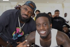 流量加持！今日詹姆斯做客美国网红直播间 在线观看人数超100万