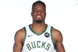 重返雄鹿！字母哥哥在社媒晒出定妆照：生涯第十三个篇章