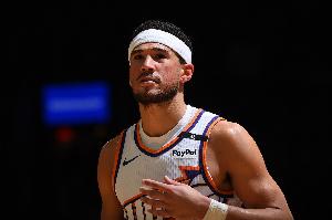 奥索-伊戈达罗：布克非常容易相处 他把教练交代的真正应用到场上