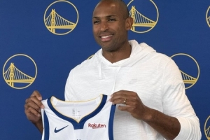 空间型5号位！霍福德已经身穿勇士20号训练服开始了投篮训练