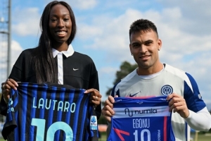 意大利女排球员、奥运冠军埃格努造访国米，与劳塔罗互换球衣