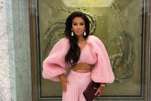 嫂子真美！知名主持人、前NBA球员肯尼-史密斯求婚成功！