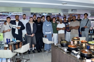 团建活动！快船全队一起观看橄榄球比赛 并拍合影留念