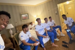 球队氛围欢乐！维尼修斯社媒晒队友游戏局：我的团队♥️