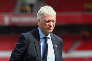 累计五黄停赛！莫耶斯：裁判公司承认霍尔有两张黄牌值得商榷