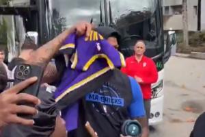 爱过！戴维斯瞧见湖人球衣后特地停下签名 球迷疯狂呐喊