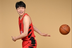 媒体人：杨瀚森背粉色书包学跳舞 已经不能算融入了 是纯本能享受