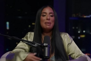 女主持：我还是处女 皮尔斯：你说啥？你都是老女人了好吧！