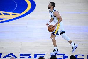 老同志状态不错！库里首节三分3中2 拿到7分1板2助0失误