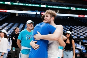 高中队友相遇！利亚姆-麦克尼利与弗拉格热情相拥！