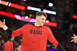 拓记：克林根今晚打得很棒 19分钟两双 就罚球差点意思