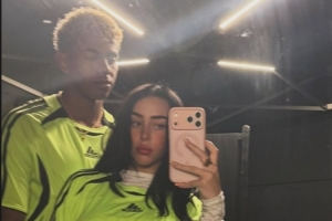 秀恩爱！女友社媒晒与亚马尔亲密自拍合照