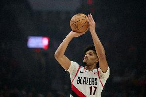 稳定输出！夏普半场7中3拿到9分1板1助1断