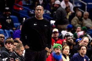 迈克-布朗：迪亚瓦拉和杰米森表现不错 但我们表现起伏实在太大