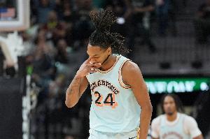 瓦塞尔8中4得到10分3篮板4助攻 正负值+25全场最高！