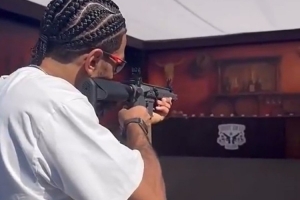 标准男友！文森特化身神枪手为女友赢下奶牛玩偶