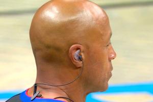 Stein：NBA将逐步让裁判戴耳麦执裁 但今天的揭幕战不会启用