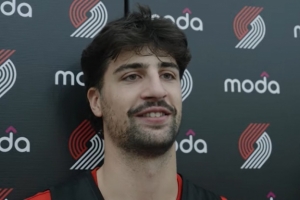 用一个词来形容杨瀚森？阿夫迪亚：本能 他有非常好的比赛直觉