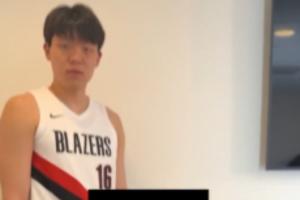 杨瀚森玩翻瓶子&套圈&扔乒乓球游戏 展现运动天赋&细腻手感