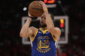 顶级射手的常规操作！库里赛前Logo三分轻松两连中