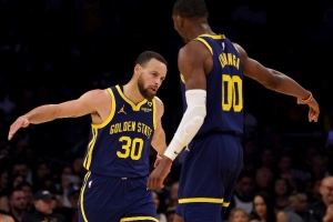 库里：库明加接受了防守东契奇的挑战 他打出了有影响力的表现