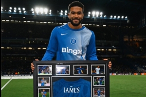 切尔西生涯200场里程碑！里斯-詹姆斯在赛前获赠纪念球衣并展示