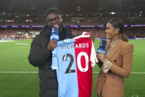 吧友觉得怎么样？理查兹收到一件曼城和阿森纳缝合的球衣