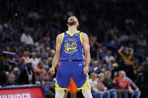 1血帽！库里下半场28分 连续不讲理关键球砍下40+6+7