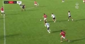 中场一条龙！莱昂代表曼联青年队打入精彩进球，打进红魔生涯首球