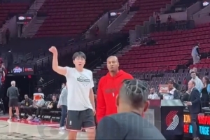 小吧直击杨瀚森赛前训练 抗干扰三分命中率不高 随后突破转身暴扣