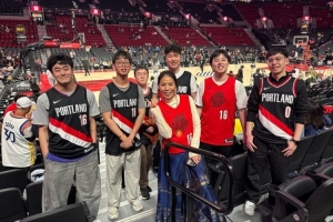 一群中国球迷到现场为杨瀚森加油！开拓者官博表示感谢